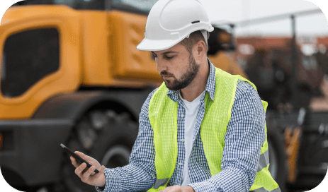 homem segurando um celular com as mãos